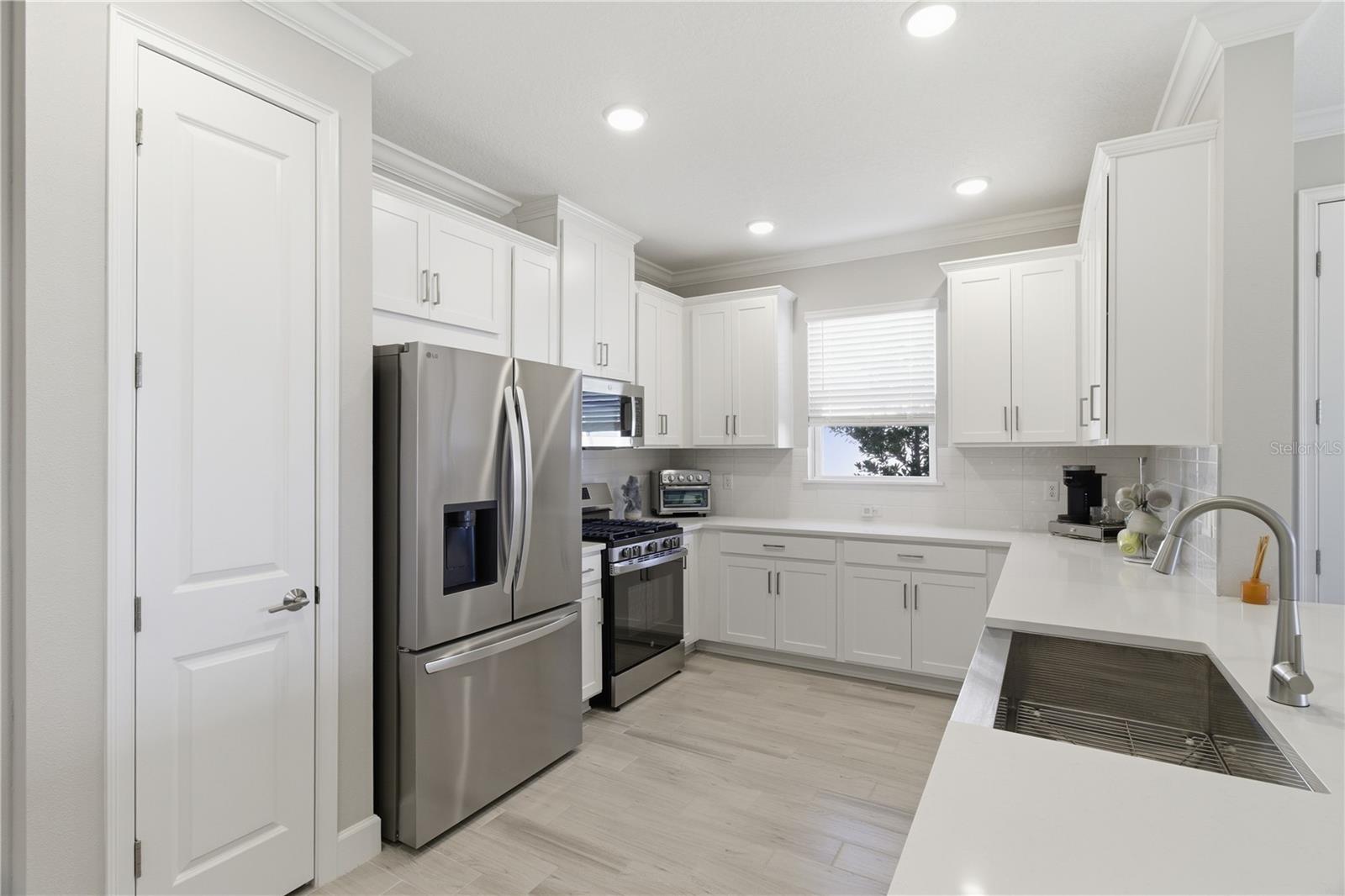 AZARIO ESPLANADE PH VII - Residential