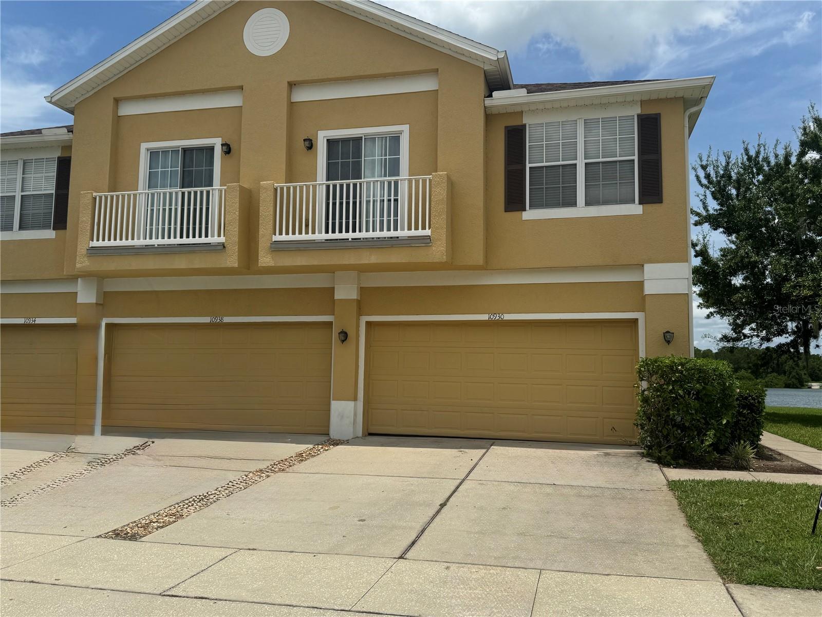 Lovely Orlando Townhouse with Unbelievable Water View in the Waterside Community
Move-in ready and beautifully renovated, this bright end-unit townhouse offers an unbelievable water view right from the primary bedroom or family room—a true retreat inside and out.
??? Interior Highlights:
Newly designed kitchen with updated countertops and modern finishes
Ceramic tile flooring in the kitchen, living, and dining areas
Luxury vinyl plank flooring upstairs
Fully equipped with refrigerator, range, dishwasher, and microwave
Laundry room with washer and dryer included
?? Home Features:
End unit with more windows for natural light
Spacious side yard perfect for relaxing or entertaining
?? Community Perks:
Playground and boat ramp for non-motorized watercraft (kayaks, canoes, etc.)
HOA includes exterior building maintenance, lawn care, irrigation, basic cable TV, and internet
?? Excellent Location:
Just minutes from Waterford Lakes, Lockheed Martin, UCF, and Valencia College East Campus
Quick access to Highways 417, 408, and 528