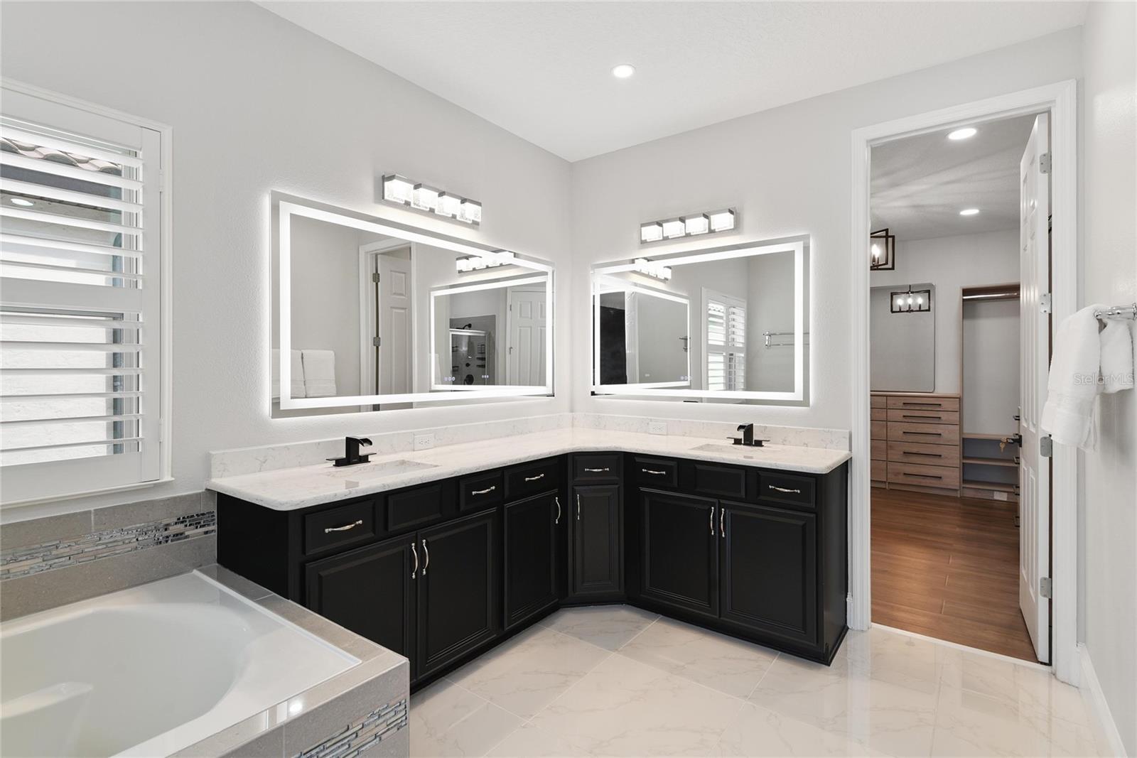 LAKESIDE ESTATES - Residential