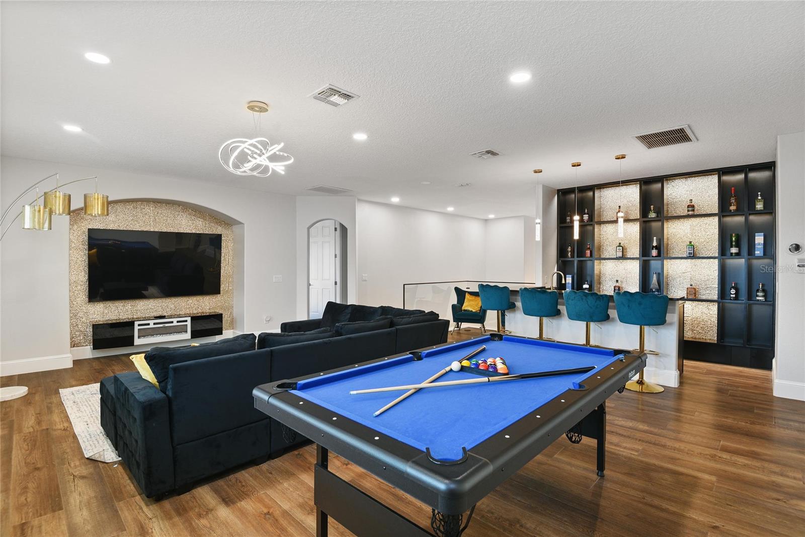 LAKESIDE ESTATES - Residential