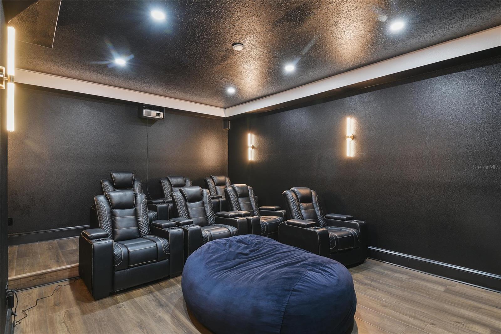 LAKESIDE ESTATES - Residential