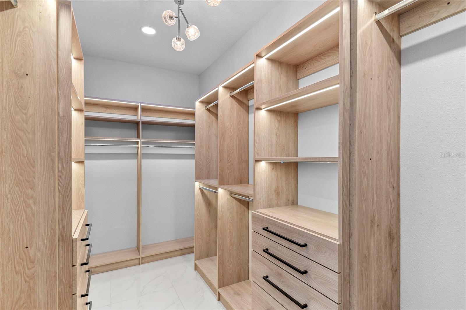 LAKESIDE ESTATES - Residential