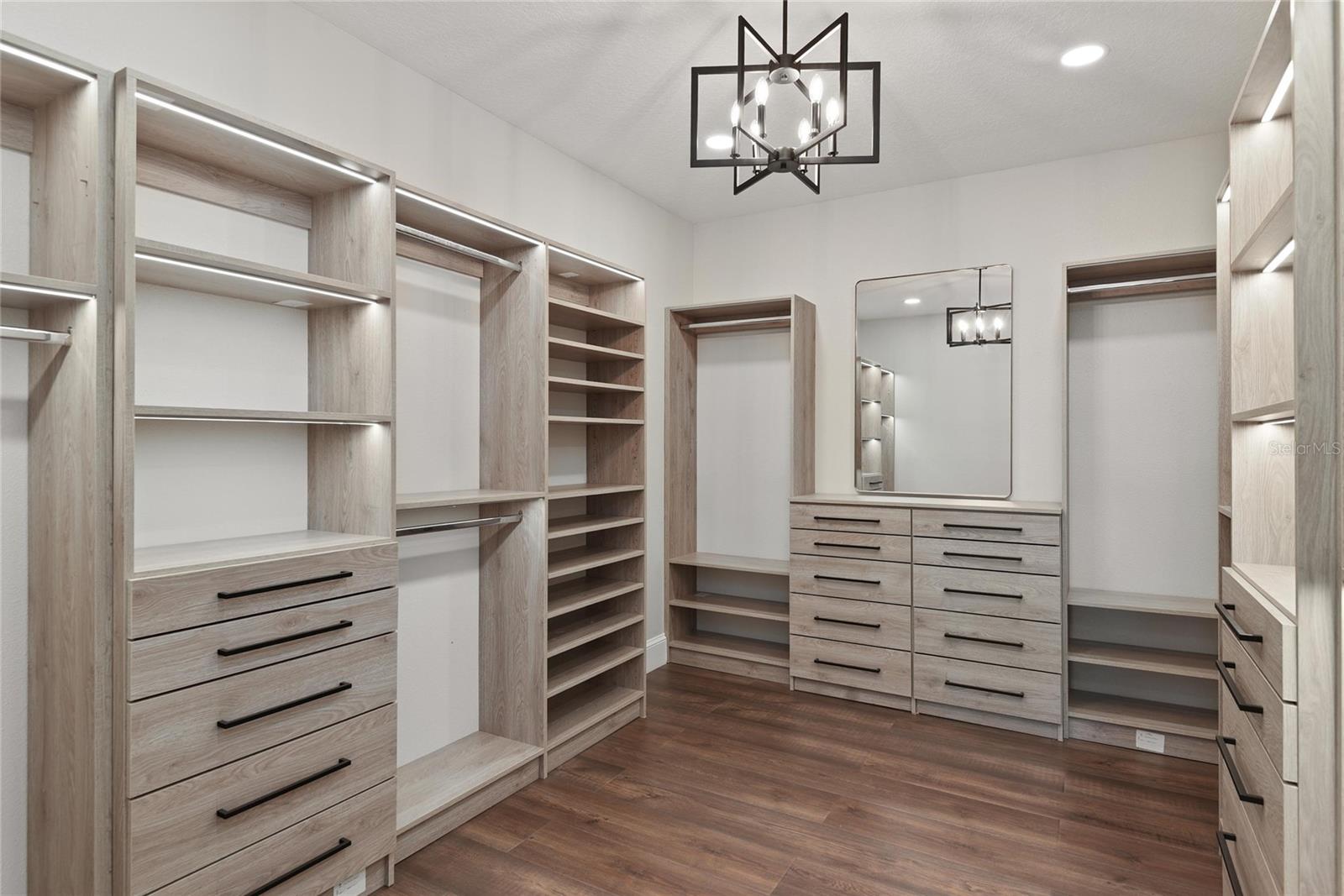 LAKESIDE ESTATES - Residential