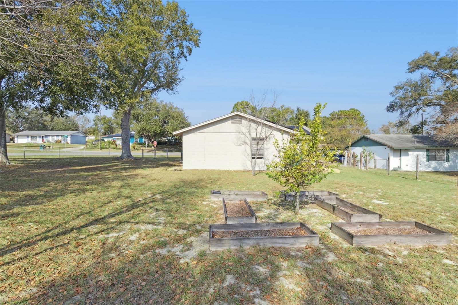 LADY LAKE APRIL HILLS - Residential