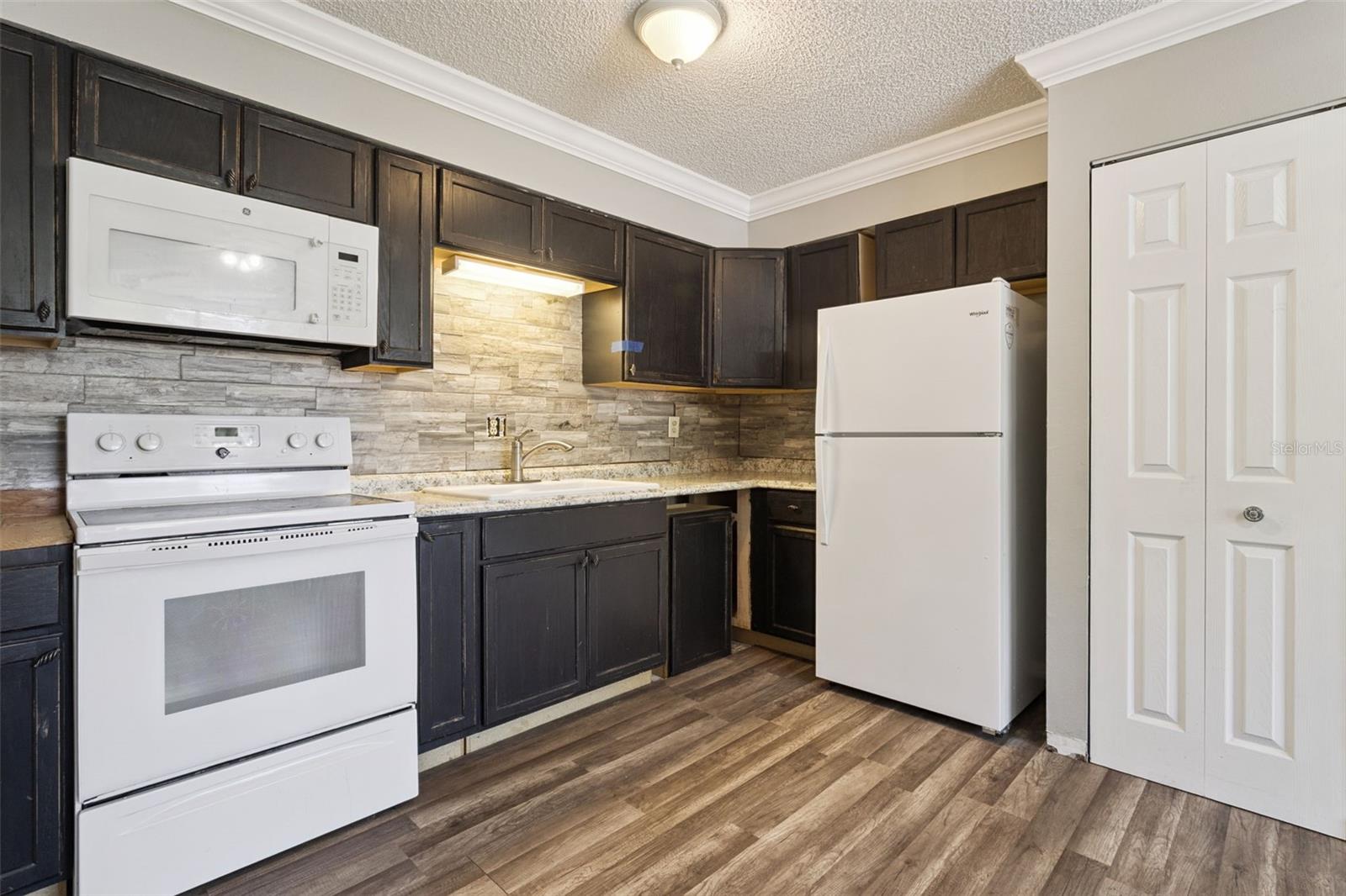 LADY LAKE APRIL HILLS - Residential