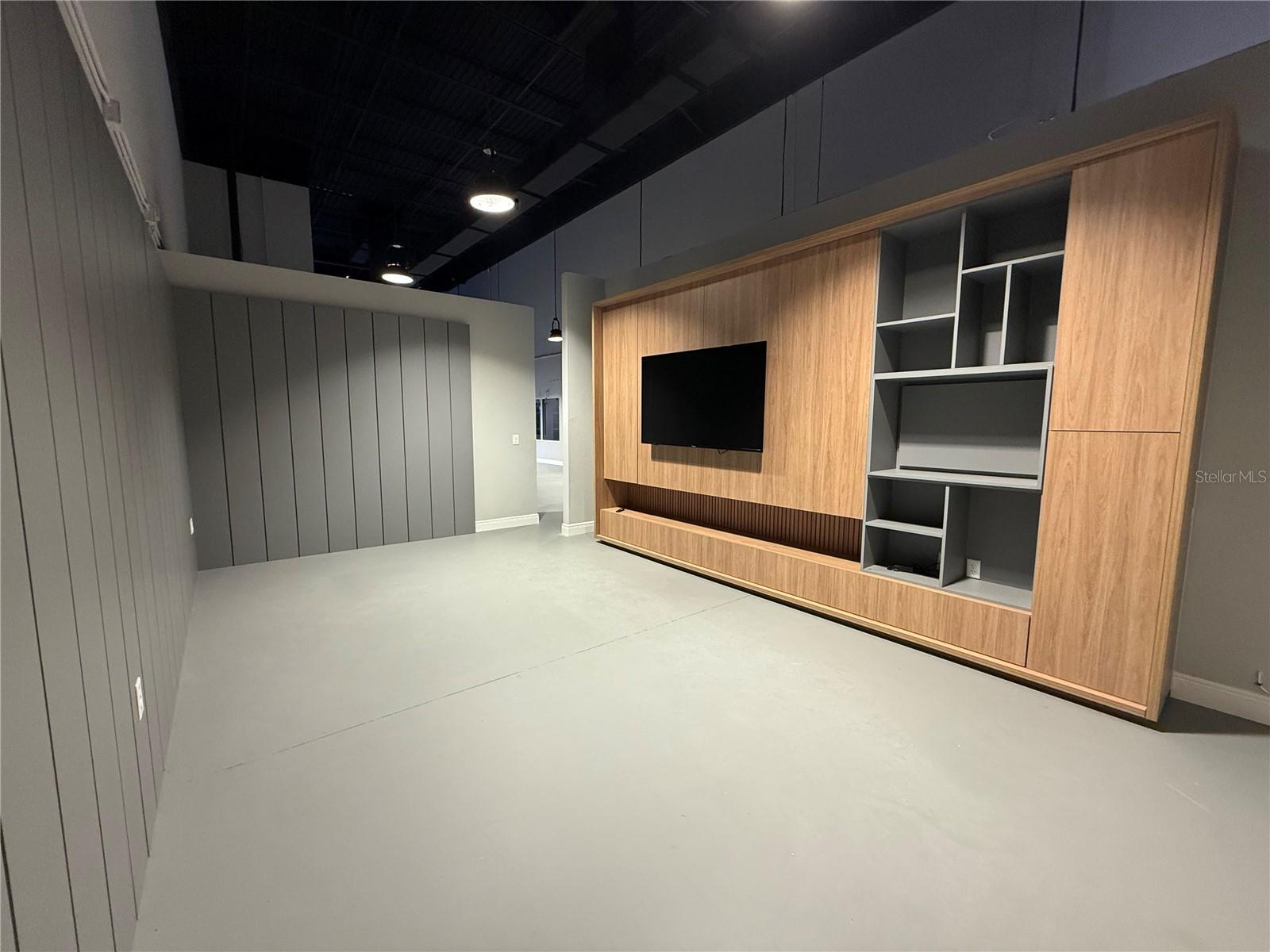 REGENCY VILLAGE SQUARE - Commercial Lease