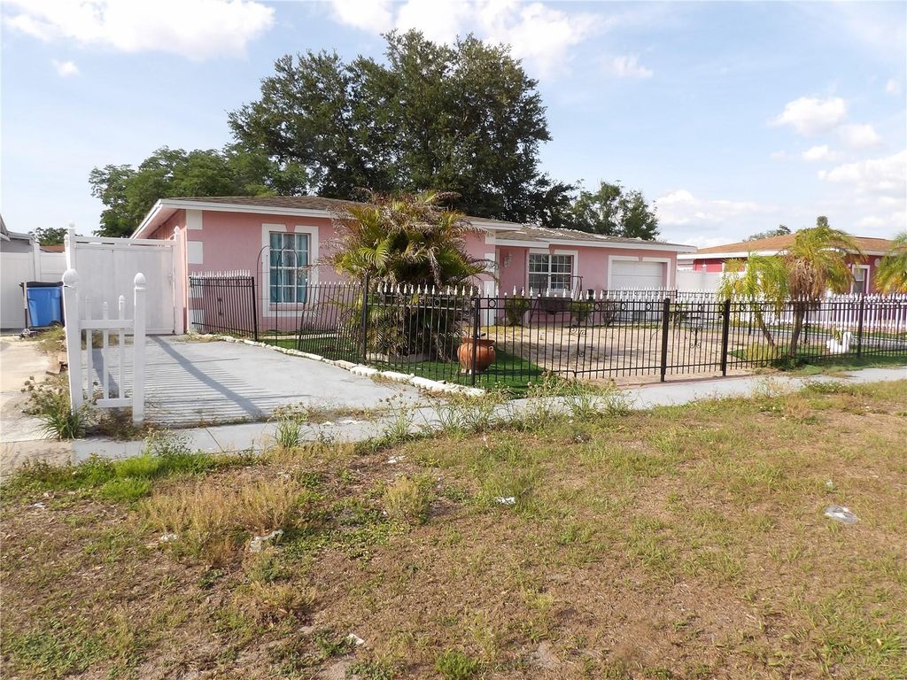 Photo of 6521 W Hanna Ave, Tampa, FL 33634 (MLS # TB8513333)