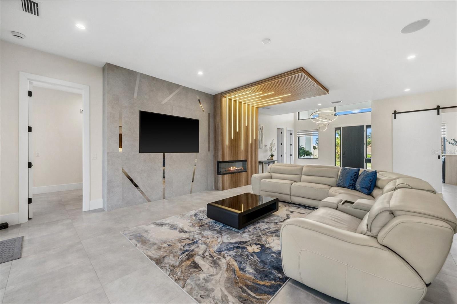 QUEEN PALMS - Residential