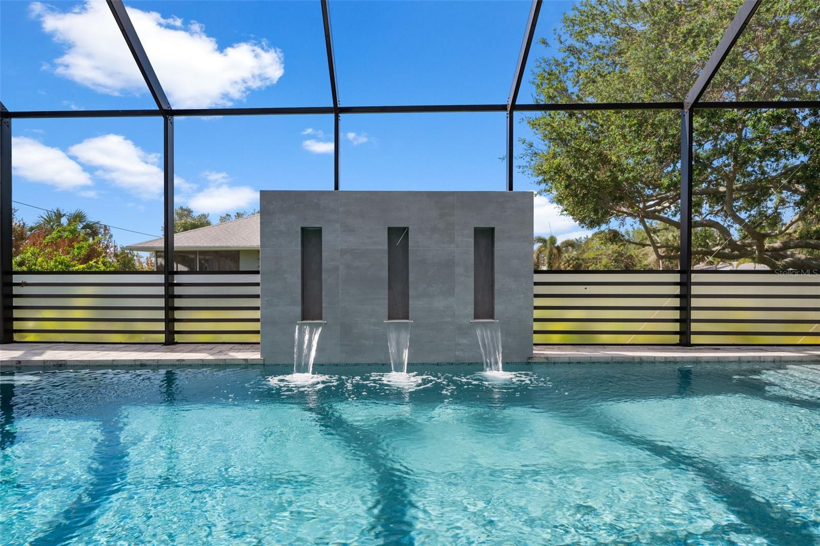 QUEEN PALMS - Residential