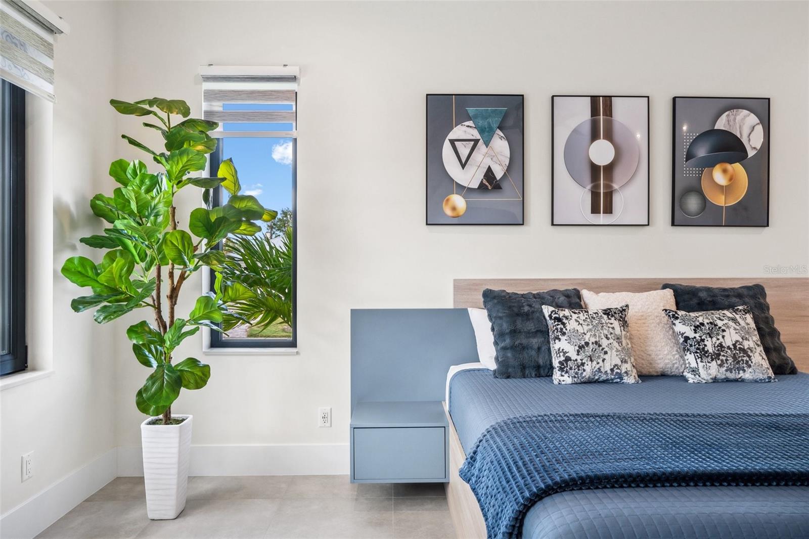 QUEEN PALMS - Residential