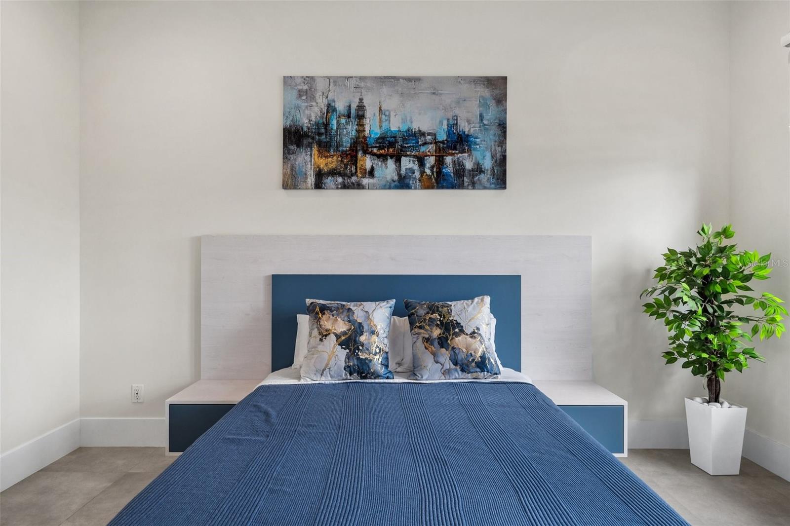 QUEEN PALMS - Residential