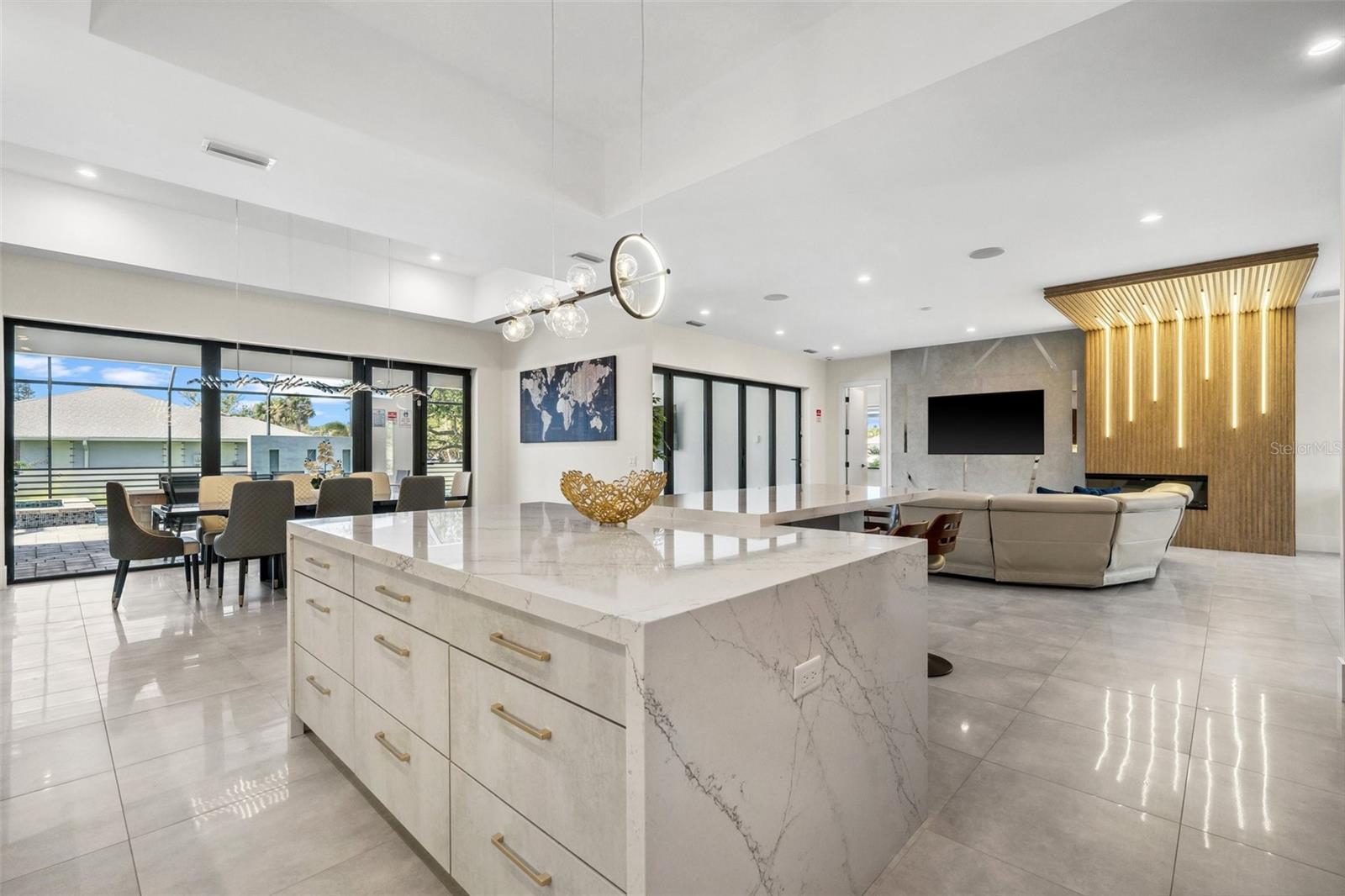 QUEEN PALMS - Residential