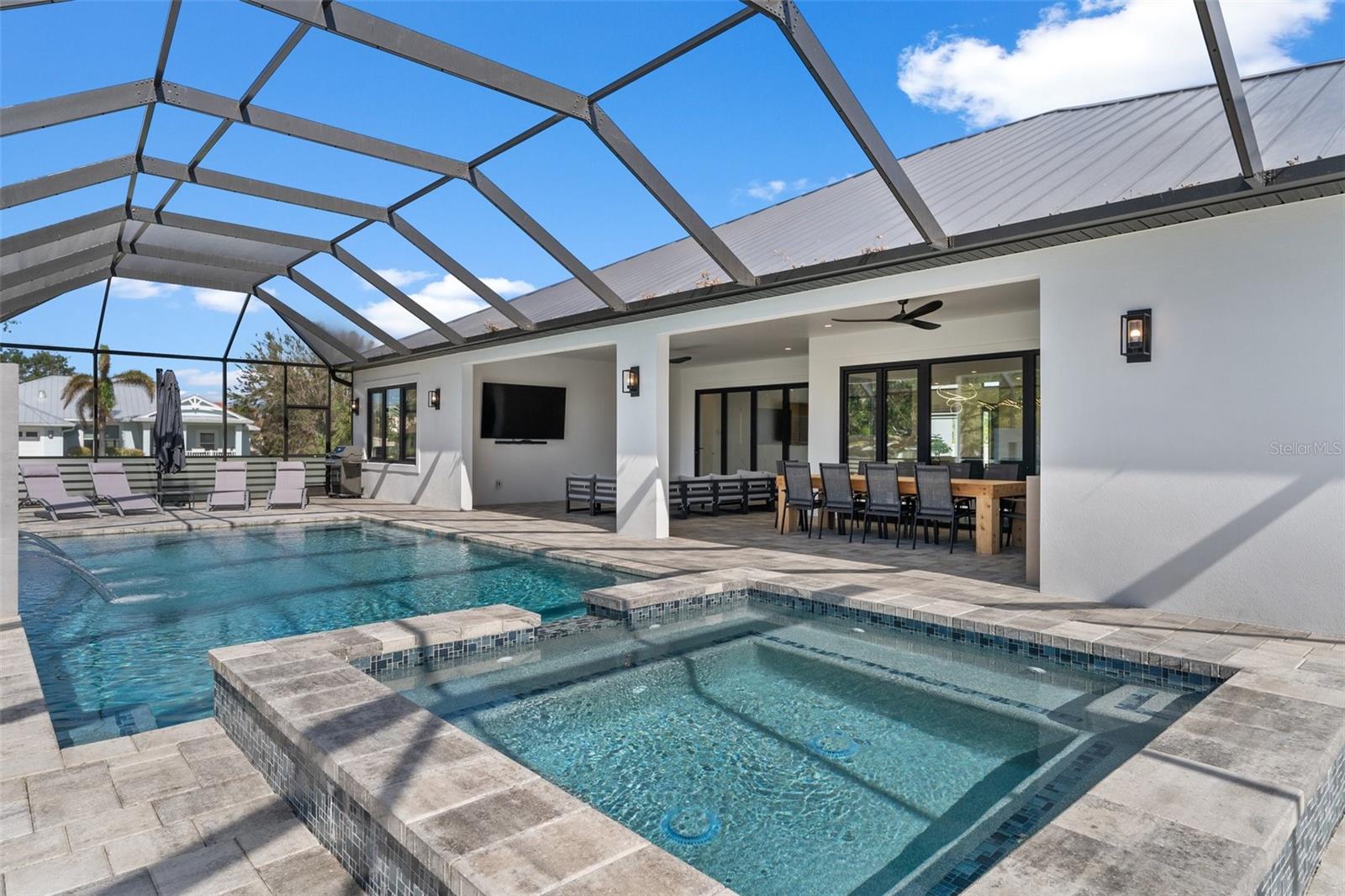 QUEEN PALMS - Residential