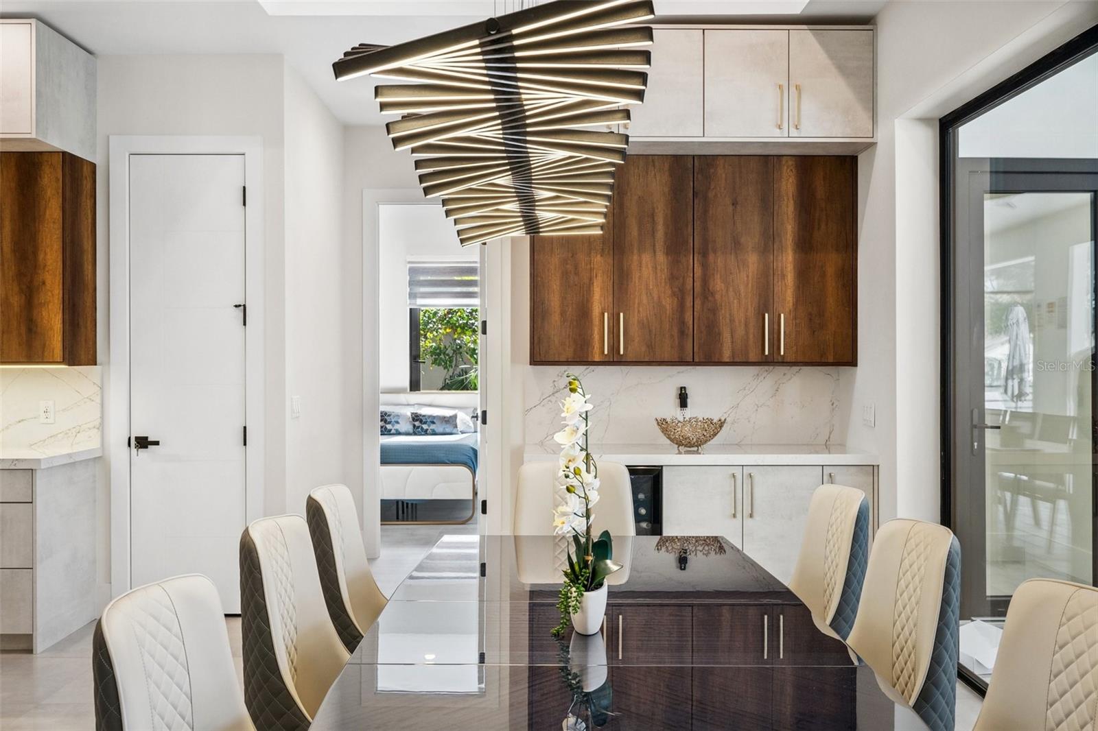 QUEEN PALMS - Residential