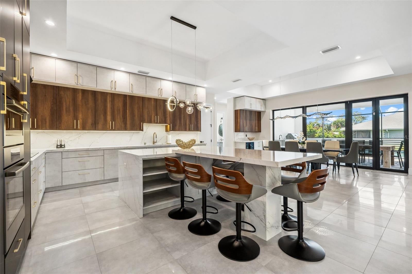 QUEEN PALMS - Residential