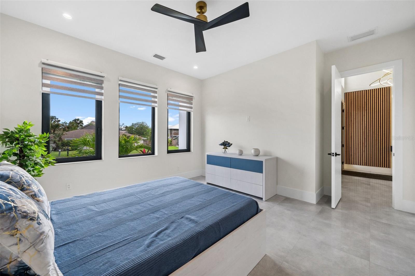 QUEEN PALMS - Residential