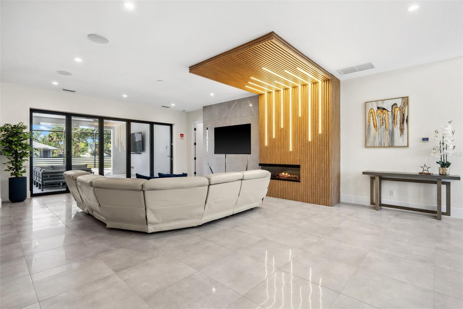 QUEEN PALMS - Residential