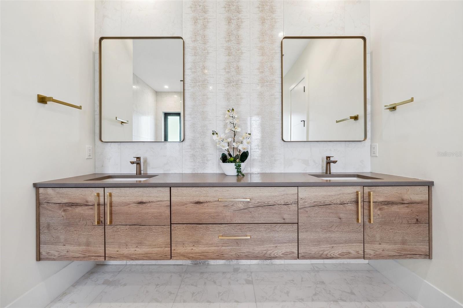 QUEEN PALMS - Residential