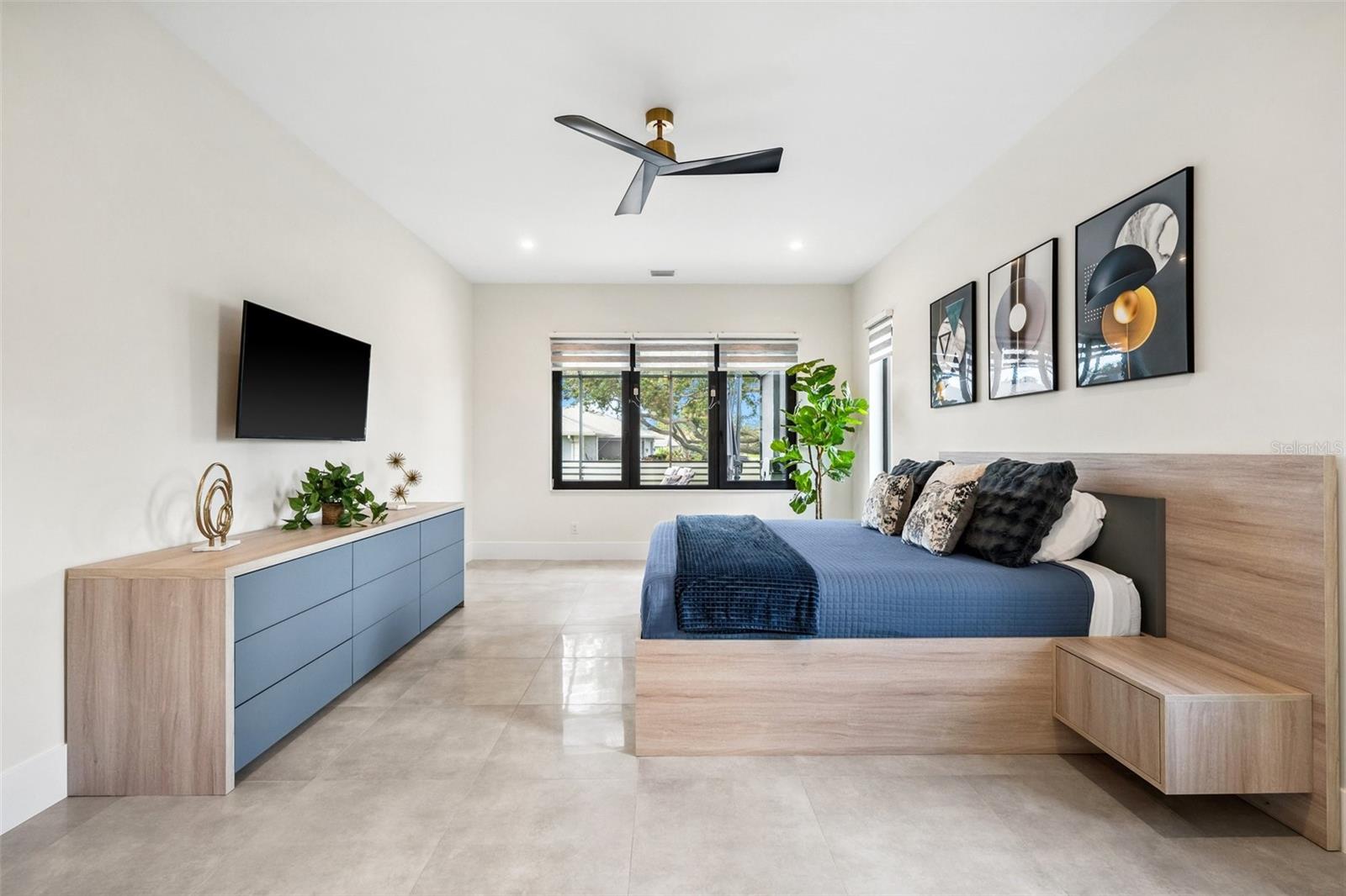 QUEEN PALMS - Residential