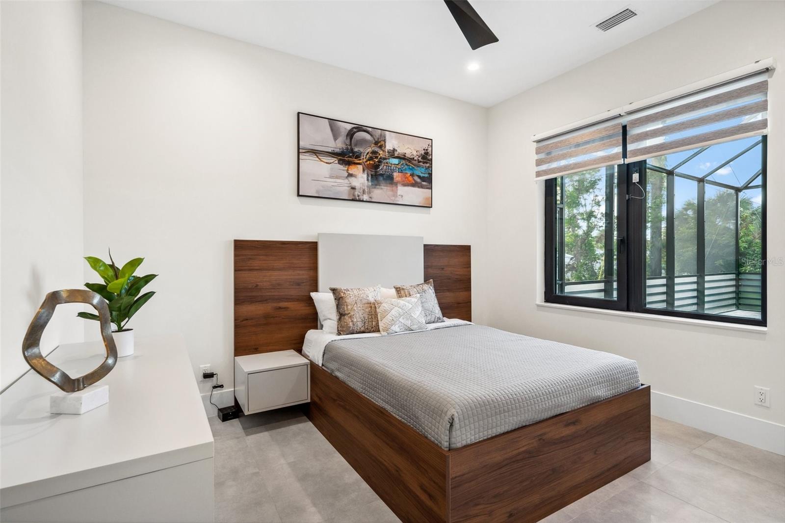 QUEEN PALMS - Residential