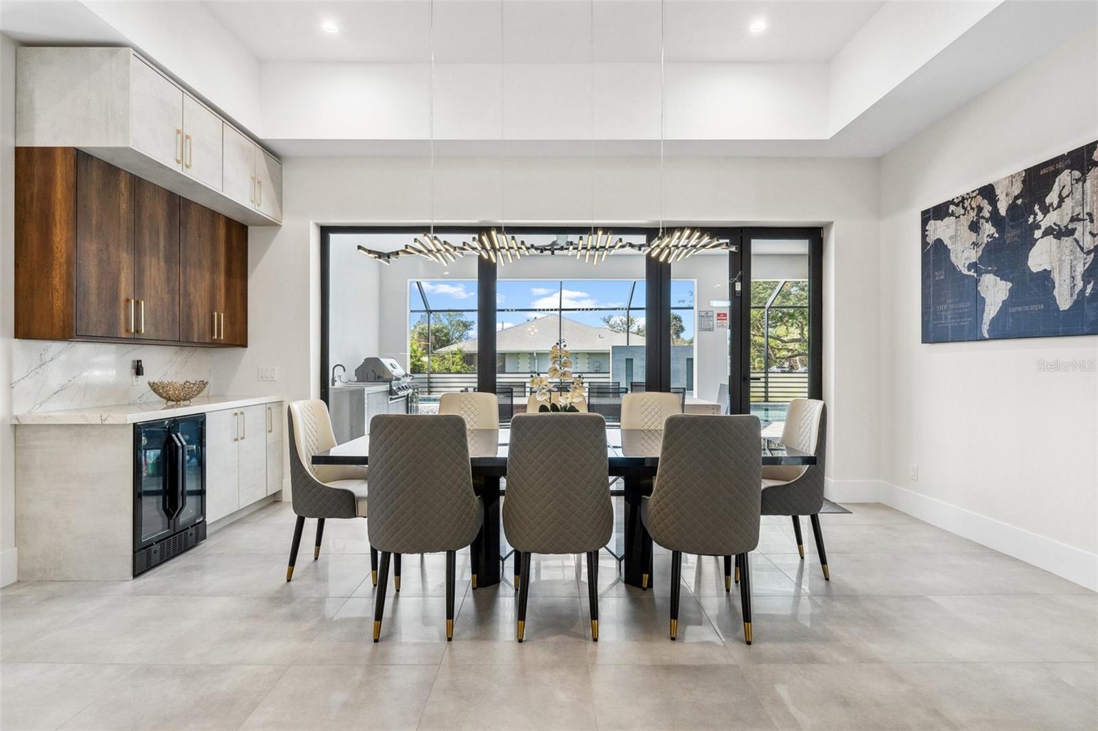 QUEEN PALMS - Residential