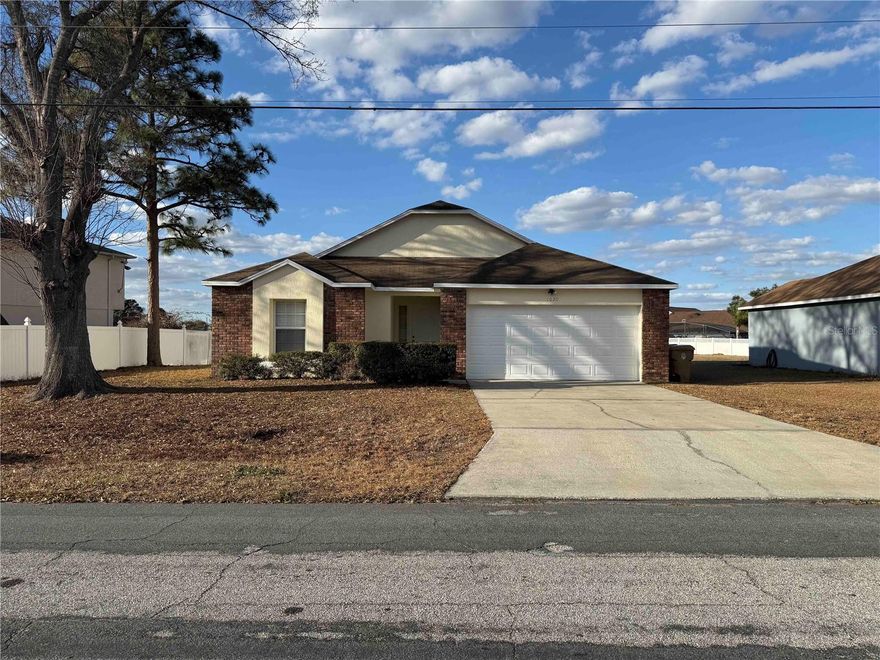 Welcome to this 4 bedroom, 2 bathroom home with a 2-car garage. Enjoy the spacious family/living
room area with vaulted ceiling. Along with a cozy eat-in kitchen space. Cable is included.