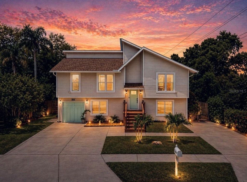 Photo of 8096 Glenbrooke Lane, Sarasota, FL 34243 (MLS # A4690084)