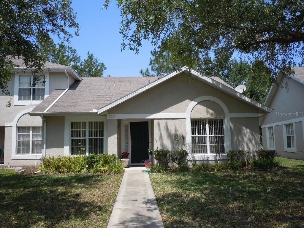 Discover this charming 3-bedroom, 2-bath townhouse, nestled in the highly sought-after Lake Side subdivision in Kissimmee. Just minutes away from major highways, schools, parks, and restaurants, this location is incredibly desirable. The townhouse offers a stunning water view. Act quickly this home won't last long!