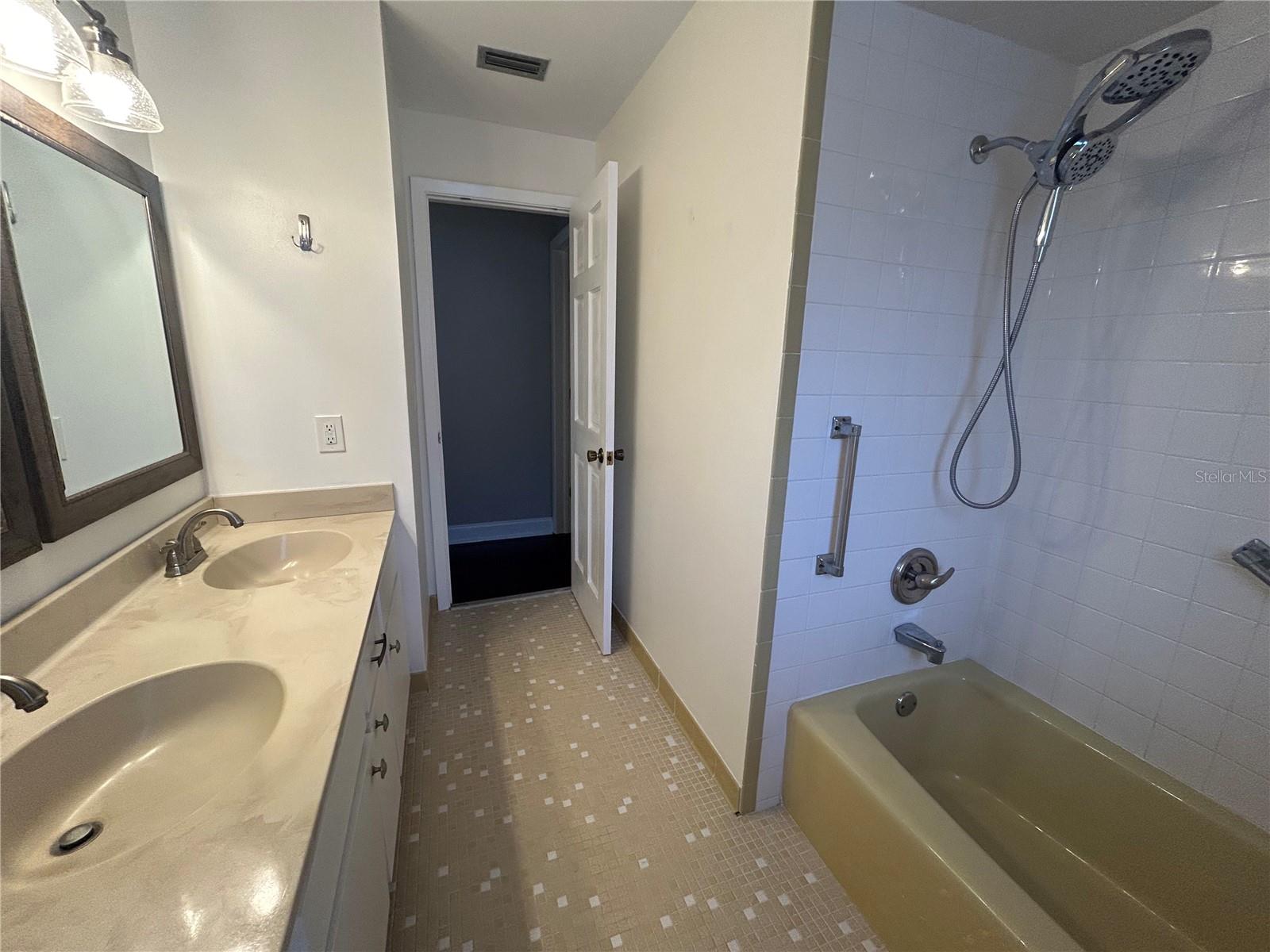 SPANISH ACRES - Residential Lease