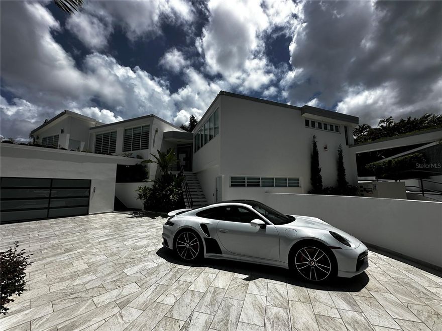 One or more photo(s) has been virtually staged. Santa Maria, 5-5, 6,000pc , ultra remodelada, amueblada y equipada, todo lo que necesitas y mas, dame un call rapido- 2 plantas electricas, 2 cisternas, parking para 2 autos bajo techo y 5 sin techo, tremenda cava de vinos , super espacio de gym, piscina con cocina y bano, todo high end.