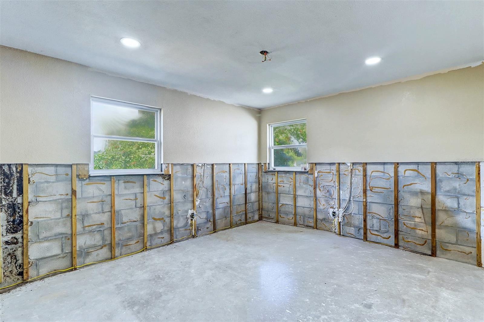 SUN-LIT SHORES J & J REP - Residential