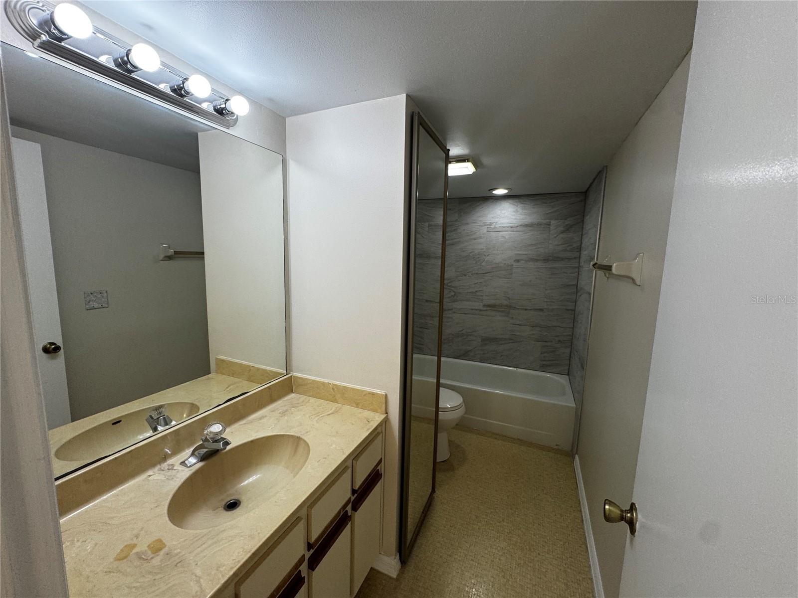 LEESBURG ROYAL OAK ESTATES SUB - Residential Lease