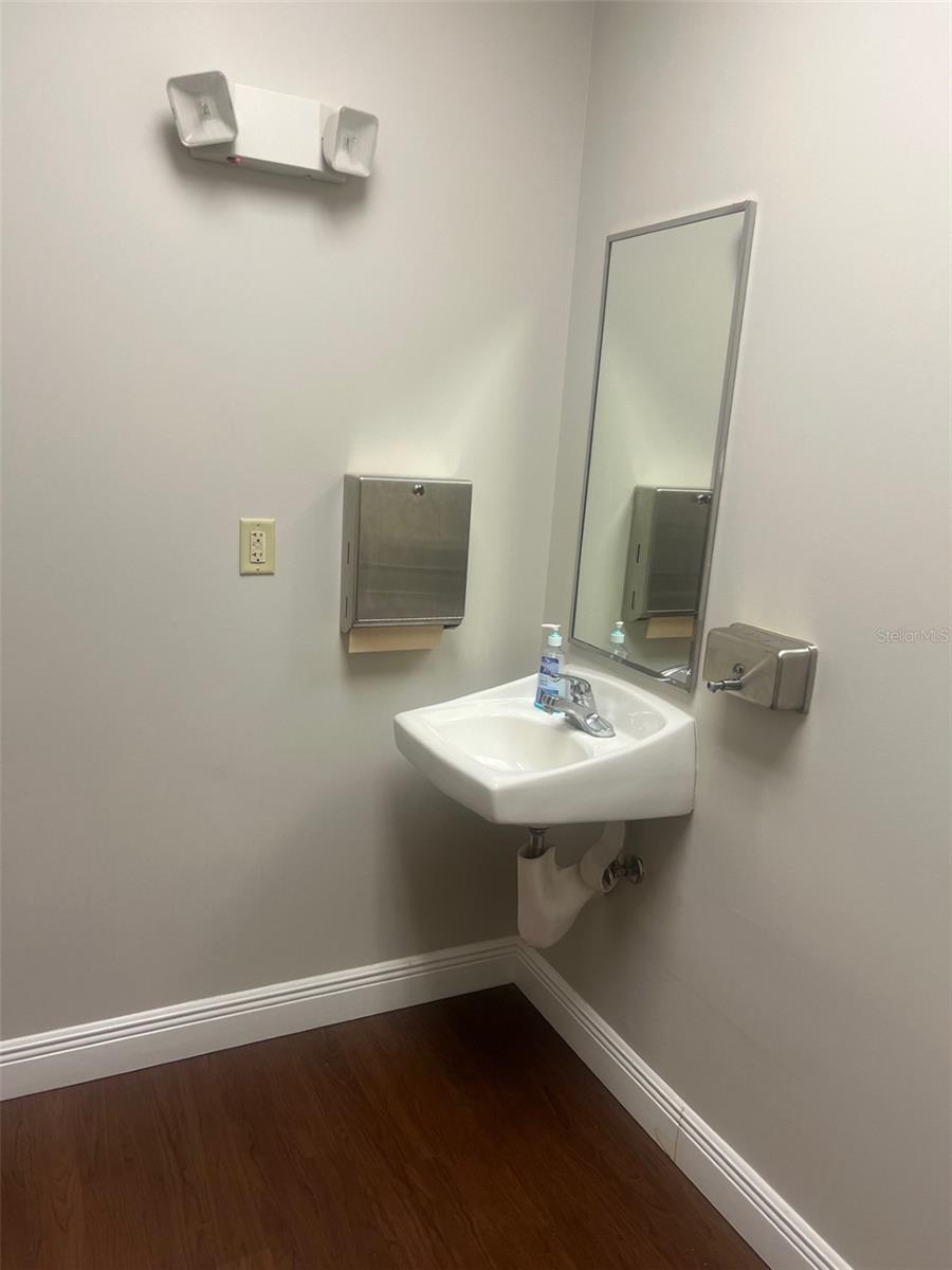 NORTHPOINTE VILLAGE - Commercial Lease