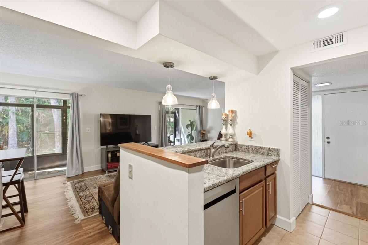 LAKESIDE CONDO APTS - Residential