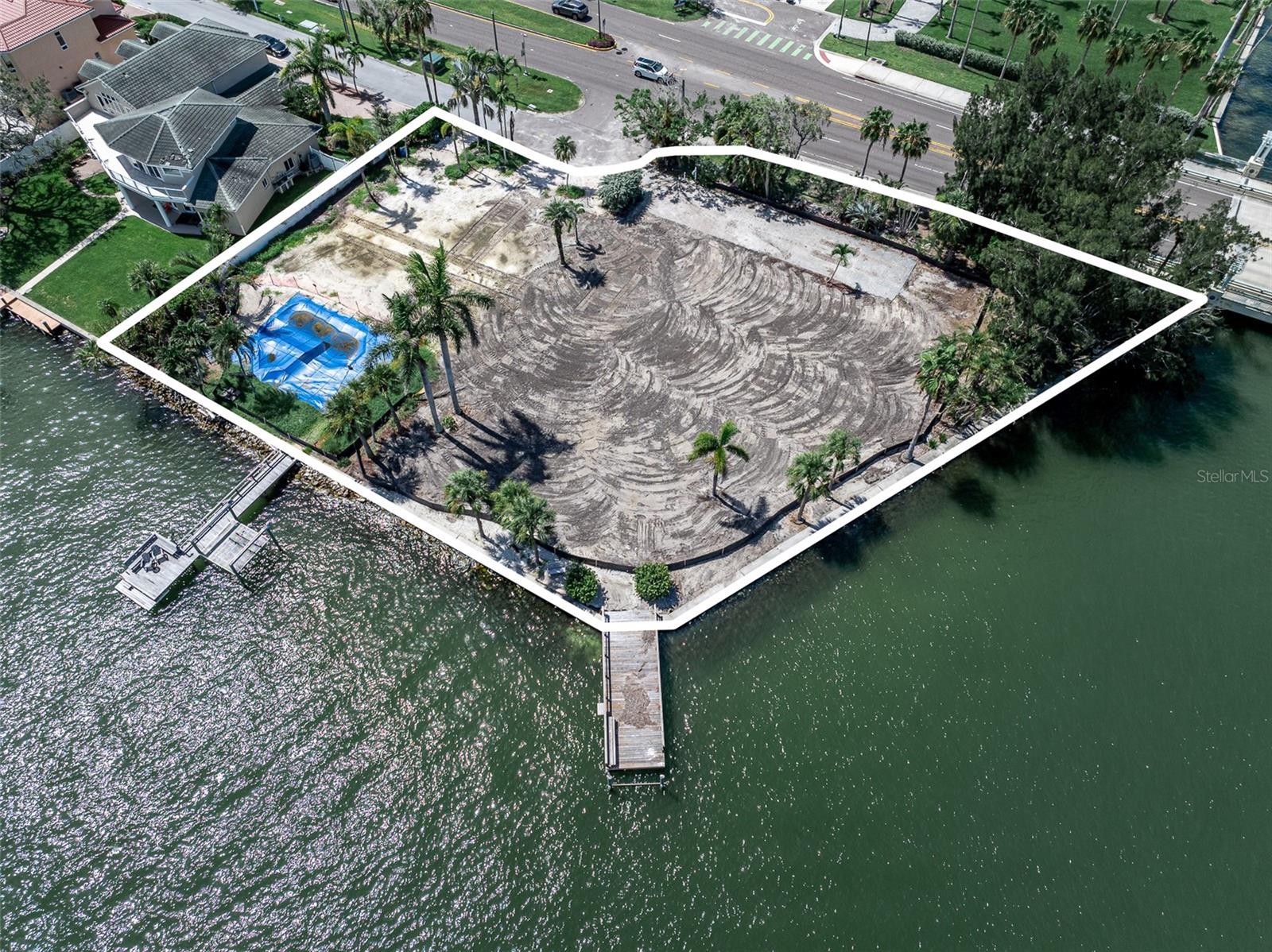 PARADISE ISLAND - Land