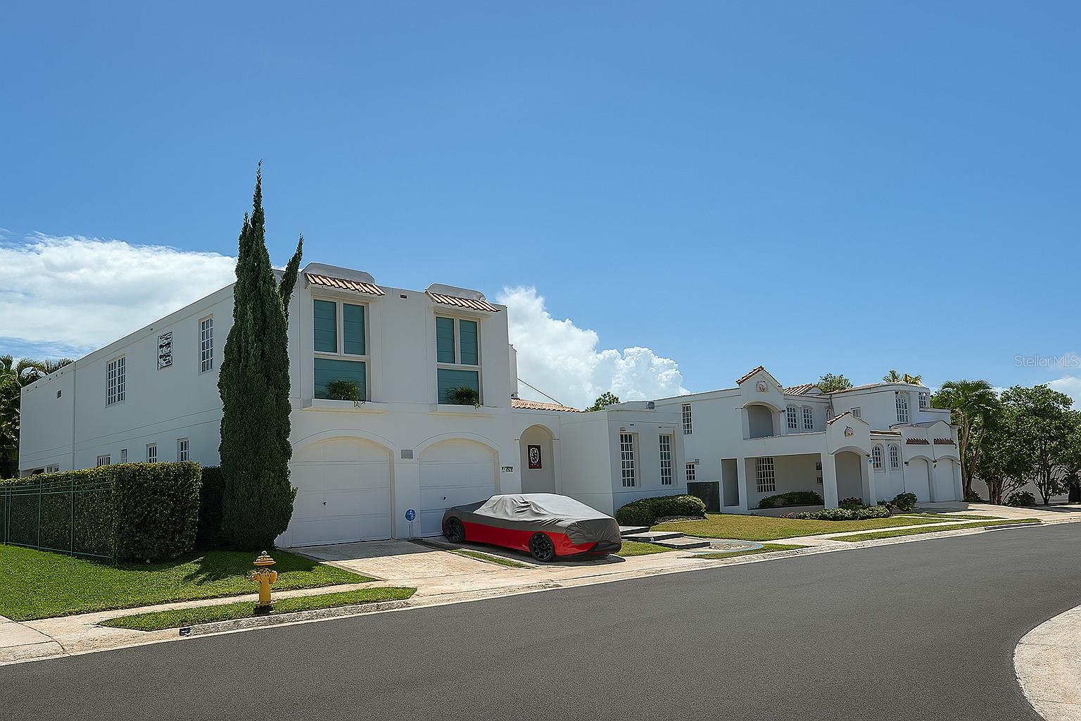 Nestled in a quiet cul-de-sac in Montehiedra’s sought-after gated community, this spacious home sits on a generous 790 m² lot, offering privacy, comfort, and abundant natural light throughout. The property features a two-car garage and ample outdoor parking, perfect for guests or multiple vehicles. With its serene surroundings and limited traffic, it's an ideal retreat for those seeking peace and security. Enjoy the privacy of a large yard and the tranquility of a controlled-access neighborhood—all just minutes from city conveniences.