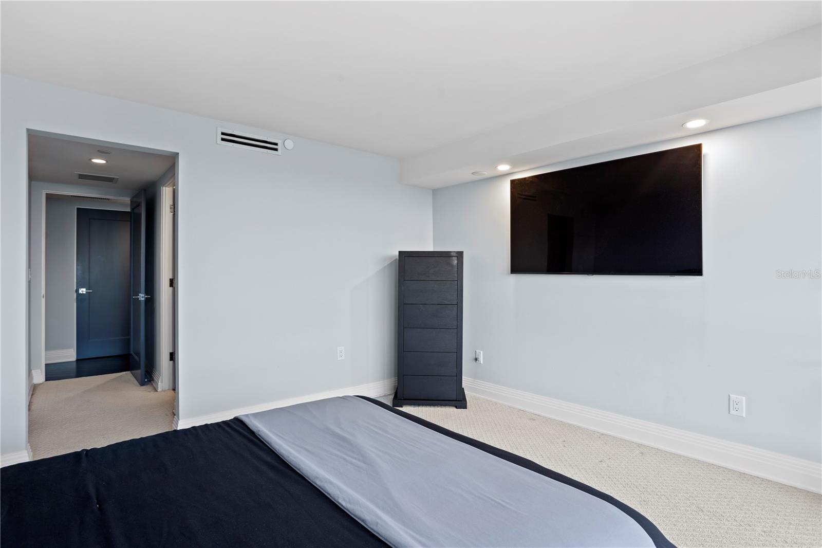 MONTE CARLO TOWERS A CONDOMINI - Residential Lease