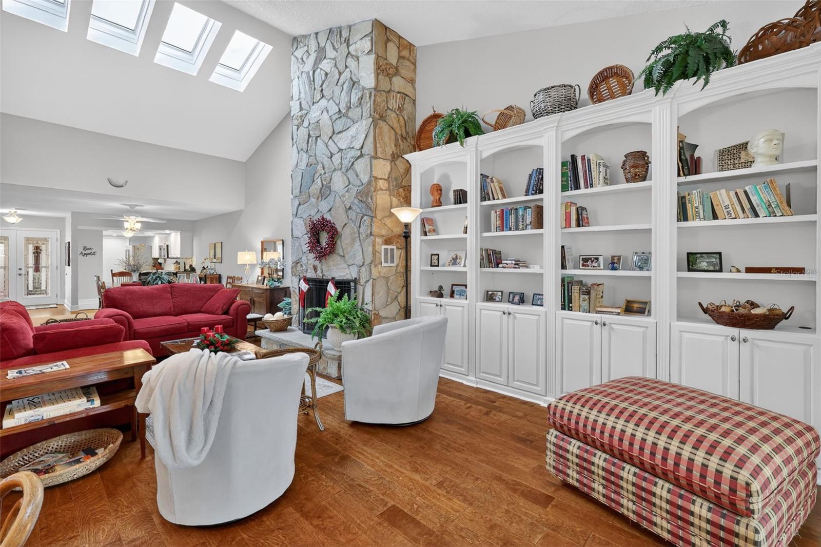 MOUNT DORA LAKE DORA VILLAS CONDO - Residential