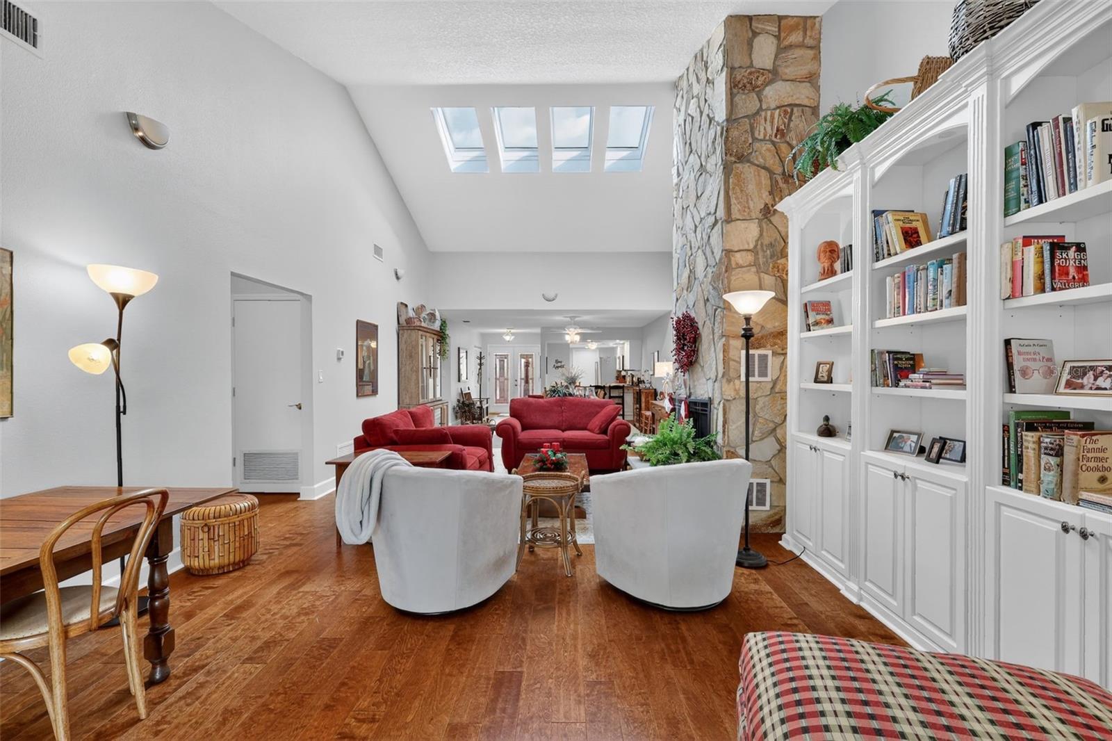 MOUNT DORA LAKE DORA VILLAS CONDO - Residential