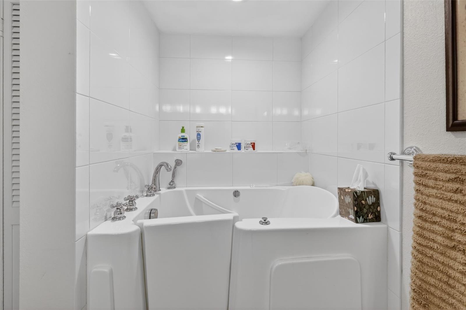 MOUNT DORA LAKE DORA VILLAS CONDO - Residential