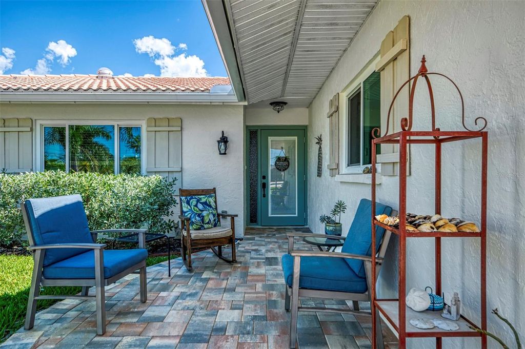 Venice Island Homes & Condos for Sale 4 Photo of 829 Harbor Drive S, Venice, FL 34285 (MLS # N6141051)