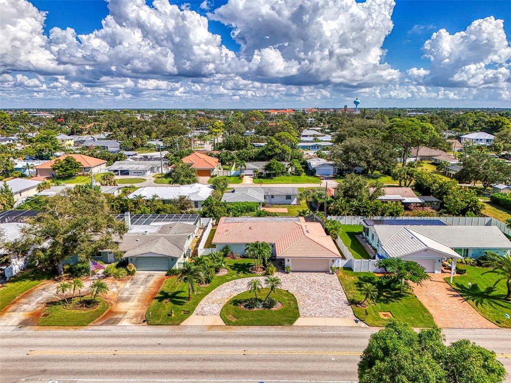 Photo of 829 Harbor Drive S, Venice, FL 34285 (MLS # N6141051)
