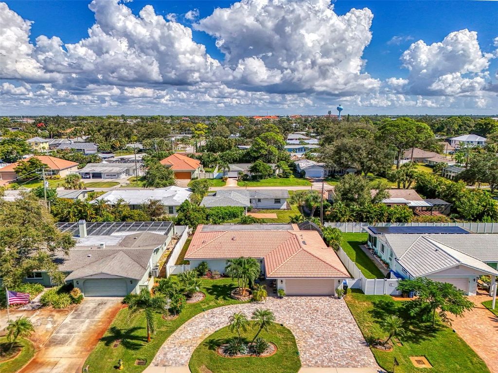 Photo of 829 Harbor Drive S, Venice, FL 34285 (MLS # N6141051)