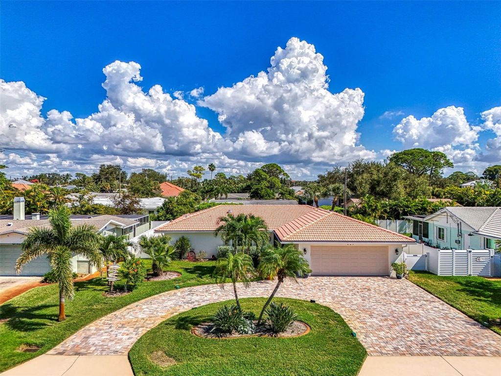 Photo of 829 Harbor Drive S, Venice, FL 34285 (MLS # N6141051)