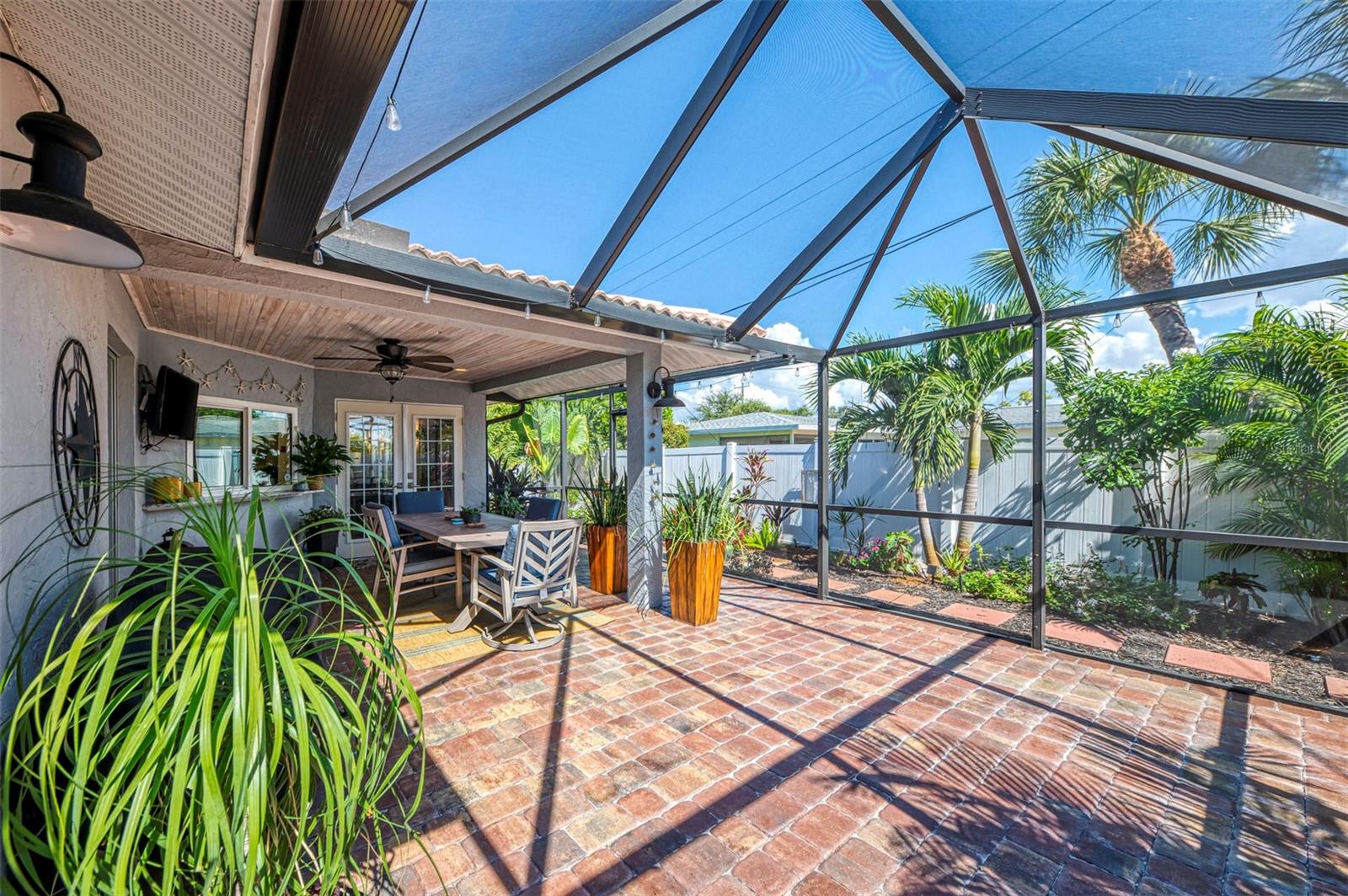 GOLDEN BEACH - Residential