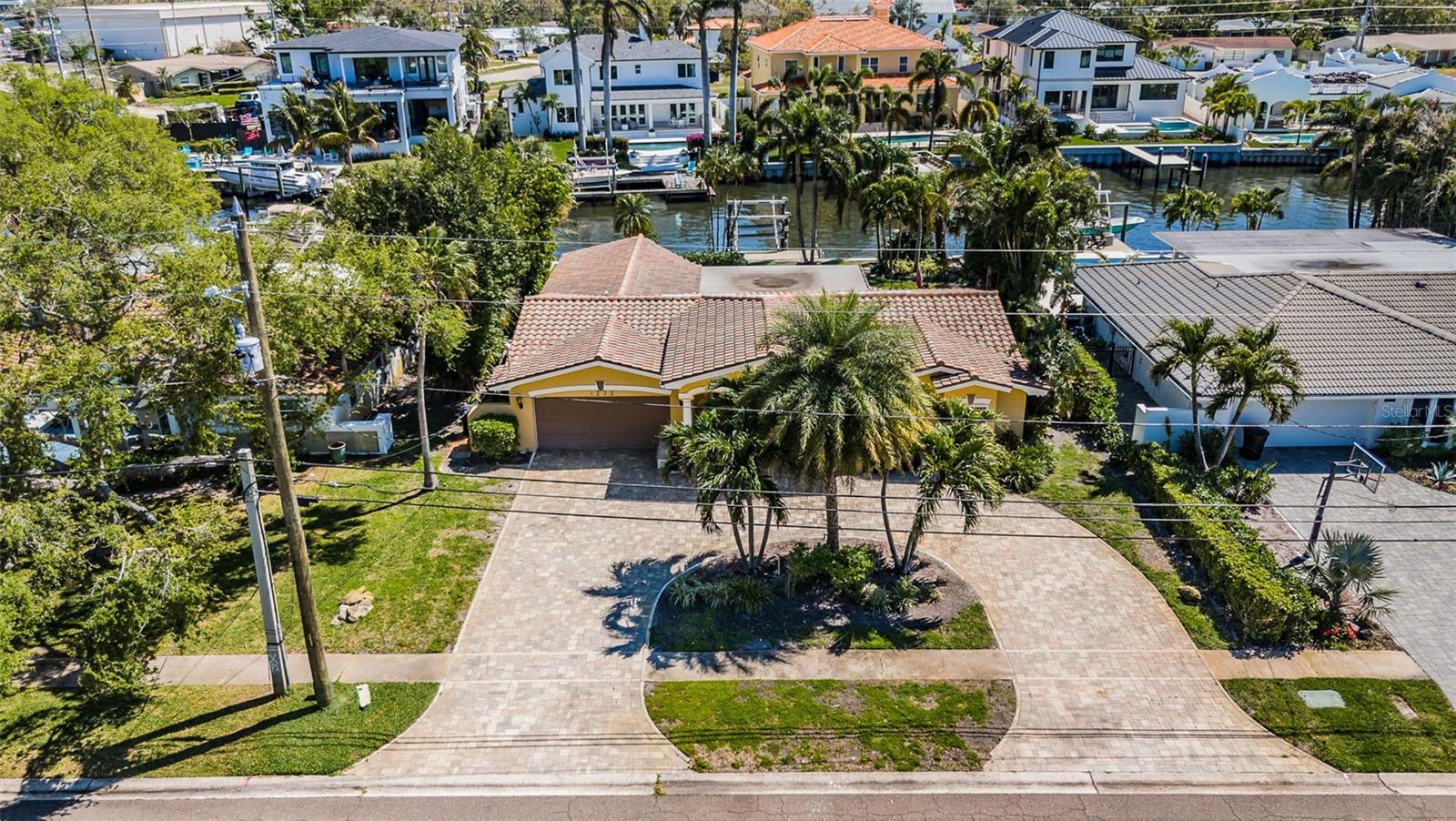 1233 EDEN ISLE DRIVE NE