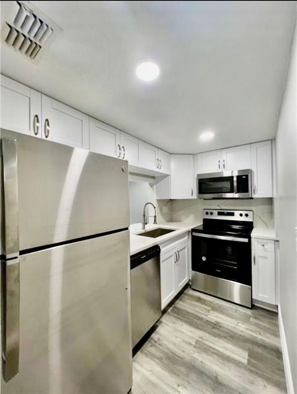 Photo of 7108 Waterside Drive #103, Tampa, FL 33617 (MLS # P4938003)