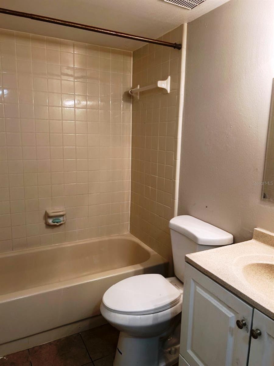 NORTH OAKS CONDO III - Residential Lease