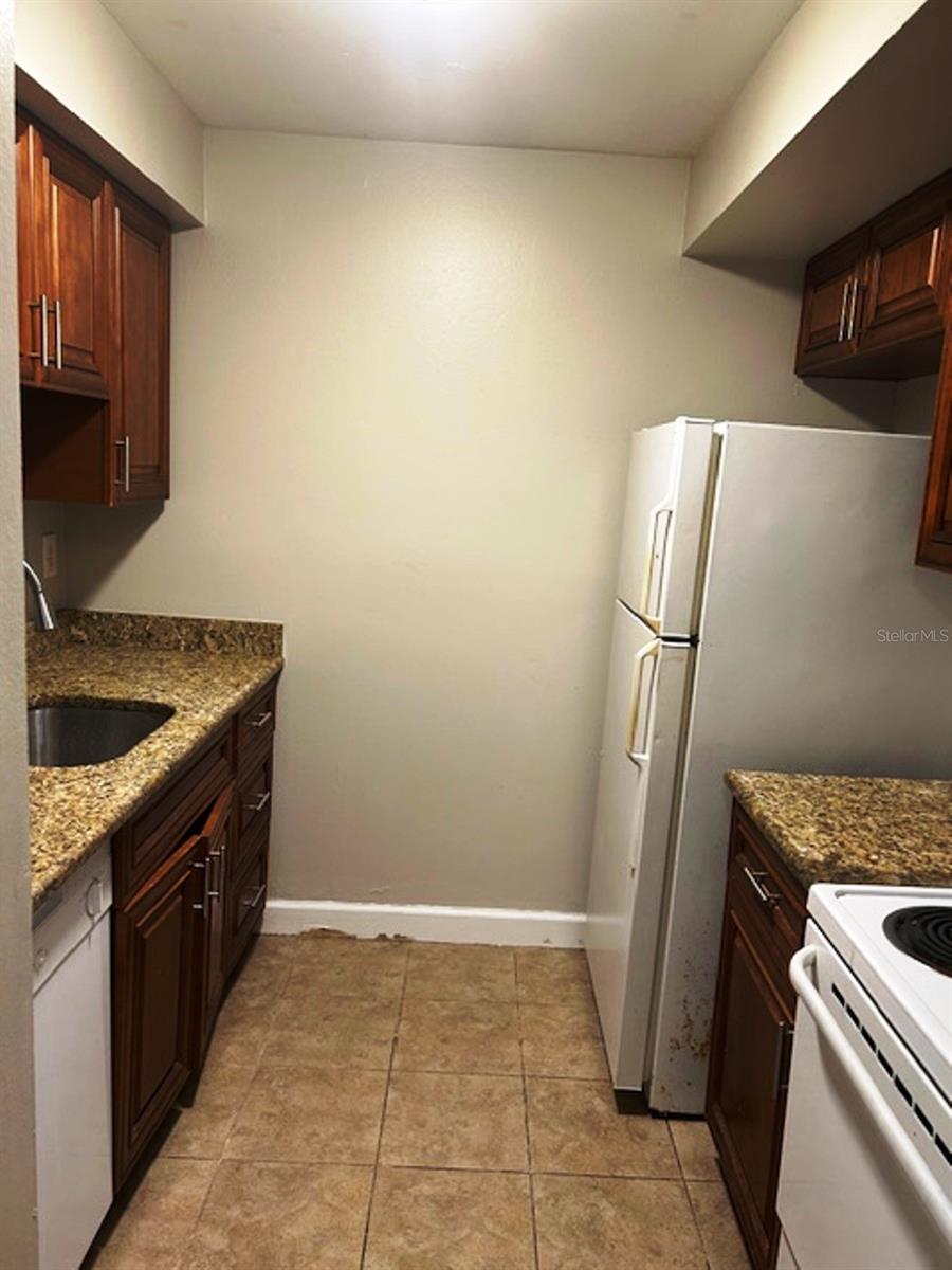 NORTH OAKS CONDO III - Residential Lease