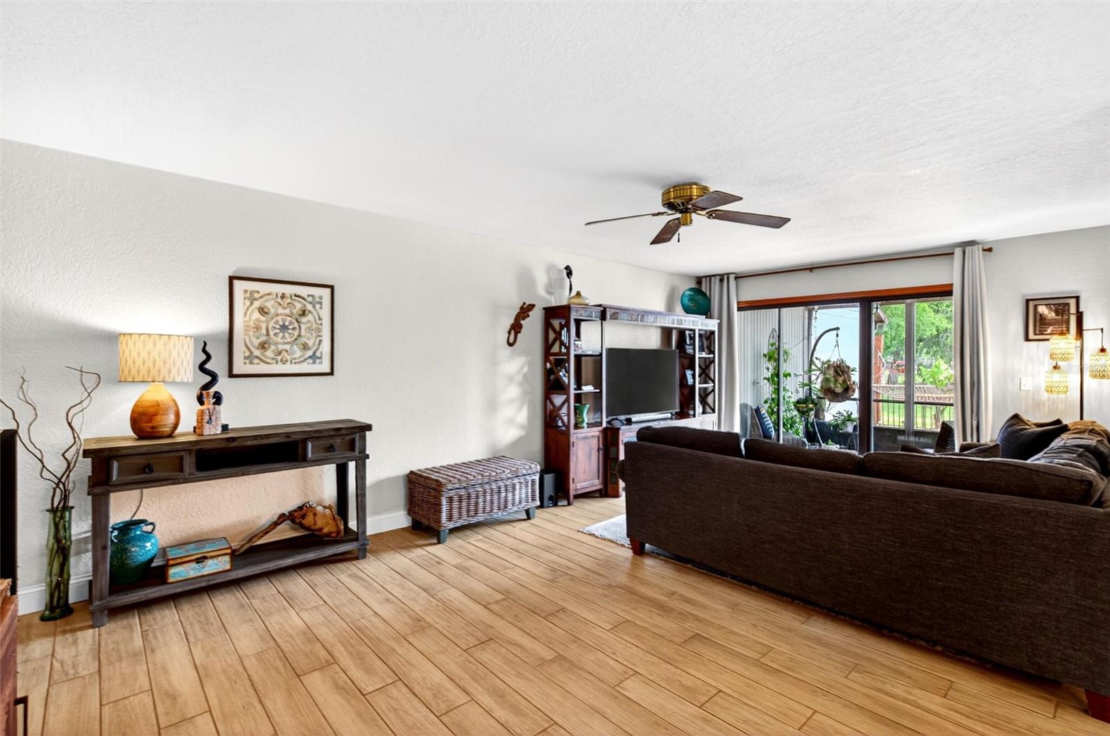 HIDDEN PINES PH 01 - Residential